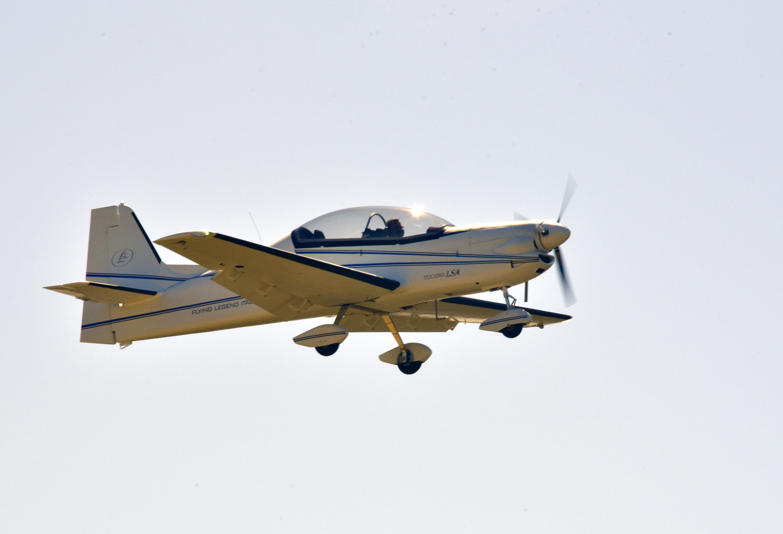 Aeronave leve esportiva de 2 lugares - TUCANO LSA - Flying Legend